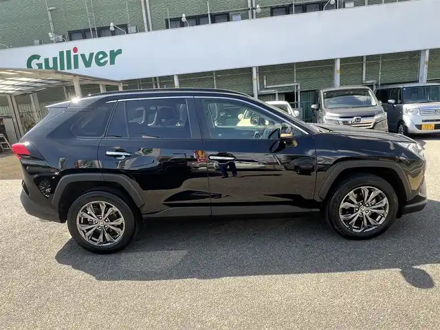 トヨタ ＲＡＶ４ G 京都府 2023(令5)年 3.9万km アティチュードブラックマイカ  ワンオーナー/ ダイナミックトルクコントロール4WD/ プッシュ式マルチテレインセレクト/ セーフティセンス/ パーキングサポートブレーキ/ ブラインドスポットモニター/ 10.5インチコネクテッドディスプレイオーディオ/・　パノラミックビューモニター/・　フルセグTV/・　BTオーディオ/ ディスプレイオーディオプラス/・　車載ナビ/・　FM多重VICS/ デジタルインナーミラー/ 黒合皮レザーシート/・　前席シートヒーター/エアーシート/・　D席パワーシート・メモリーシート/ ハンドルヒーター/ ビルトインETC2.0/ 12.3インチTFTカラーメーター/・　マルチインフォメーションディスプレイ内蔵/ 3灯式LEDヘッドランプ/・　LEDフロントフォグランプ/ パワーバックドア/ 充電用Cタイプソケット２個/ USBソケット/ 純正18インチアルミホイール/ レーダークルーズコントロール/ 純正フロアマット/ 新車時保証書/ 車両取説