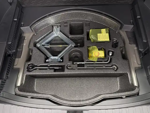 トヨタ ＲＡＶ４ G 三重県 2022(令4)年 2.1万km アティチュードブラックマイカ ガソリン/フルタイム4WD/MTモード付フロアCVT/純正 9インチナビ/（AM/FM/USB/iPod/Bluetooth/Miracast/TV/CarPlay/AndroidAuto）/【OP】パノラミックビューモニター/モデリスタエアロ/ビルトイン ETC/Toyota Safety Sense/・プリクラッシュセーフティ/・レーントレーシングアシスト/・レーダークルコン/・オートハイビーム/・ロードサインアシスト/・ブラインドスポットモニター＆リヤクロストラフィックオートブレーキ/・パーキングサポートブレーキ（後方接近車両＋静止物）/・先行車発進告知機能/など/装備/・ブラックレザーシート（合皮）/・快適温熱シート＋ベンチレーション（D/N）/・ステアリングヒーター/・メモリーパワーシート（D8way・電動ランバーサポート付）/・パワーバックドア/・ステアリングスイッチ/・オートライト/・LED ヘッドランプ＆フロントフォグランプ/・左右独立オートエアコン/・プッシュスタート/・スマートキーx1/・自動防眩ルームミラー/・純正18inAW/・保/など