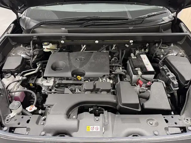 トヨタ ＲＡＶ４ G 三重県 2022(令4)年 2.1万km アティチュードブラックマイカ ガソリン/フルタイム4WD/MTモード付フロアCVT/純正 9インチナビ/（AM/FM/USB/iPod/Bluetooth/Miracast/TV/CarPlay/AndroidAuto）/【OP】パノラミックビューモニター/モデリスタエアロ/ビルトイン ETC/Toyota Safety Sense/・プリクラッシュセーフティ/・レーントレーシングアシスト/・レーダークルコン/・オートハイビーム/・ロードサインアシスト/・ブラインドスポットモニター＆リヤクロストラフィックオートブレーキ/・パーキングサポートブレーキ（後方接近車両＋静止物）/・先行車発進告知機能/など/装備/・ブラックレザーシート（合皮）/・快適温熱シート＋ベンチレーション（D/N）/・ステアリングヒーター/・メモリーパワーシート（D8way・電動ランバーサポート付）/・パワーバックドア/・ステアリングスイッチ/・オートライト/・LED ヘッドランプ＆フロントフォグランプ/・左右独立オートエアコン/・プッシュスタート/・スマートキーx1/・自動防眩ルームミラー/・純正18inAW/・保/など