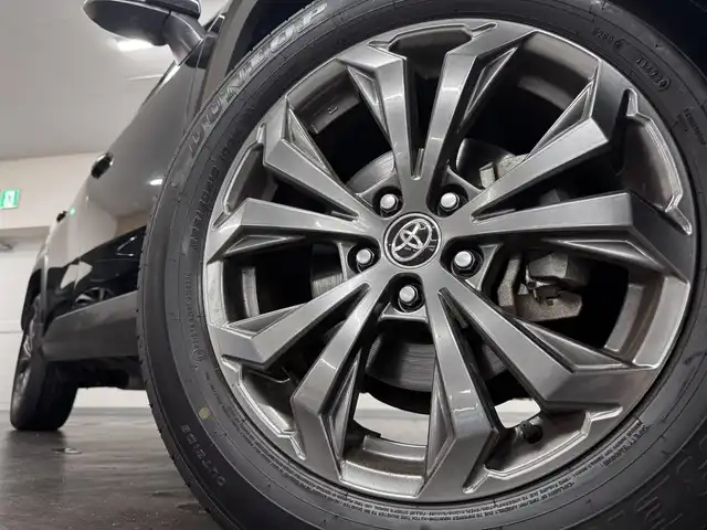 トヨタ ＲＡＶ４ G 三重県 2022(令4)年 2.1万km アティチュードブラックマイカ ガソリン/フルタイム4WD/MTモード付フロアCVT/純正 9インチナビ/（AM/FM/USB/iPod/Bluetooth/Miracast/TV/CarPlay/AndroidAuto）/【OP】パノラミックビューモニター/モデリスタエアロ/ビルトイン ETC/Toyota Safety Sense/・プリクラッシュセーフティ/・レーントレーシングアシスト/・レーダークルコン/・オートハイビーム/・ロードサインアシスト/・ブラインドスポットモニター＆リヤクロストラフィックオートブレーキ/・パーキングサポートブレーキ（後方接近車両＋静止物）/・先行車発進告知機能/など/装備/・ブラックレザーシート（合皮）/・快適温熱シート＋ベンチレーション（D/N）/・ステアリングヒーター/・メモリーパワーシート（D8way・電動ランバーサポート付）/・パワーバックドア/・ステアリングスイッチ/・オートライト/・LED ヘッドランプ＆フロントフォグランプ/・左右独立オートエアコン/・プッシュスタート/・スマートキーx1/・自動防眩ルームミラー/・純正18inAW/・保/など
