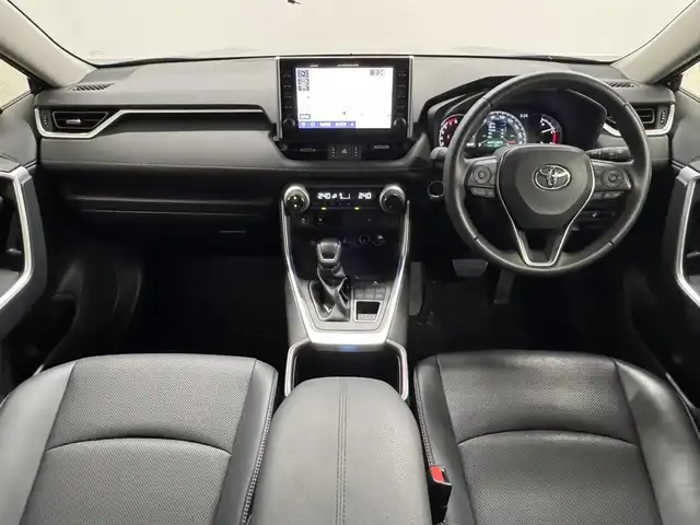 トヨタ ＲＡＶ４ G 三重県 2022(令4)年 2.1万km アティチュードブラックマイカ ガソリン/フルタイム4WD/MTモード付フロアCVT/純正 9インチナビ/（AM/FM/USB/iPod/Bluetooth/Miracast/TV/CarPlay/AndroidAuto）/【OP】パノラミックビューモニター/モデリスタエアロ/ビルトイン ETC/Toyota Safety Sense/・プリクラッシュセーフティ/・レーントレーシングアシスト/・レーダークルコン/・オートハイビーム/・ロードサインアシスト/・ブラインドスポットモニター＆リヤクロストラフィックオートブレーキ/・パーキングサポートブレーキ（後方接近車両＋静止物）/・先行車発進告知機能/など/装備/・ブラックレザーシート（合皮）/・快適温熱シート＋ベンチレーション（D/N）/・ステアリングヒーター/・メモリーパワーシート（D8way・電動ランバーサポート付）/・パワーバックドア/・ステアリングスイッチ/・オートライト/・LED ヘッドランプ＆フロントフォグランプ/・左右独立オートエアコン/・プッシュスタート/・スマートキーx1/・自動防眩ルームミラー/・純正18inAW/・保/など