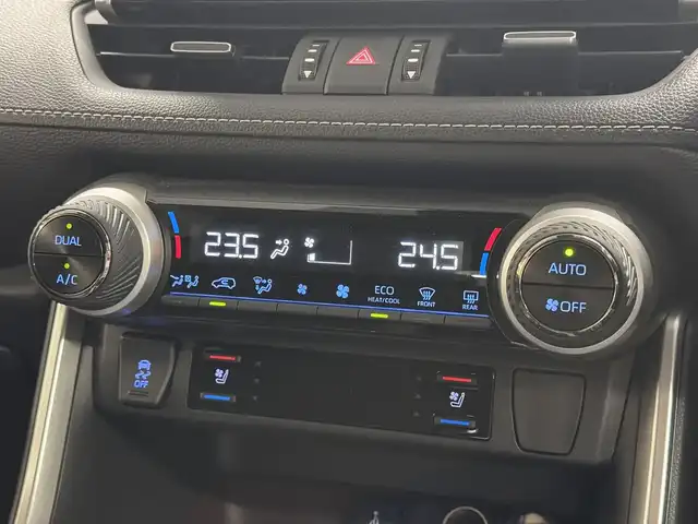 トヨタ ＲＡＶ４ G 三重県 2022(令4)年 2.1万km アティチュードブラックマイカ ガソリン/フルタイム4WD/MTモード付フロアCVT/純正 9インチナビ/（AM/FM/USB/iPod/Bluetooth/Miracast/TV/CarPlay/AndroidAuto）/【OP】パノラミックビューモニター/モデリスタエアロ/ビルトイン ETC/Toyota Safety Sense/・プリクラッシュセーフティ/・レーントレーシングアシスト/・レーダークルコン/・オートハイビーム/・ロードサインアシスト/・ブラインドスポットモニター＆リヤクロストラフィックオートブレーキ/・パーキングサポートブレーキ（後方接近車両＋静止物）/・先行車発進告知機能/など/装備/・ブラックレザーシート（合皮）/・快適温熱シート＋ベンチレーション（D/N）/・ステアリングヒーター/・メモリーパワーシート（D8way・電動ランバーサポート付）/・パワーバックドア/・ステアリングスイッチ/・オートライト/・LED ヘッドランプ＆フロントフォグランプ/・左右独立オートエアコン/・プッシュスタート/・スマートキーx1/・自動防眩ルームミラー/・純正18inAW/・保/など