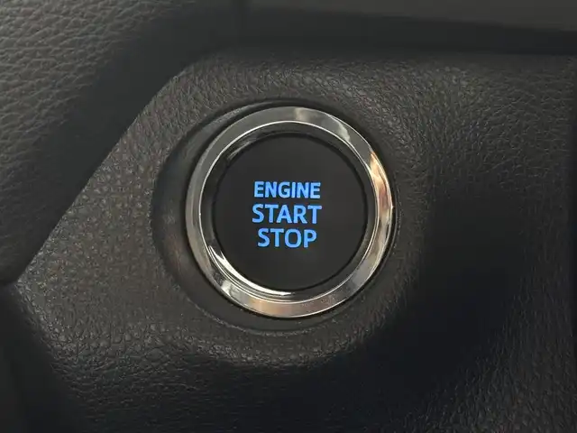 トヨタ ＲＡＶ４ G 三重県 2022(令4)年 2.1万km アティチュードブラックマイカ ガソリン/フルタイム4WD/MTモード付フロアCVT/純正 9インチナビ/（AM/FM/USB/iPod/Bluetooth/Miracast/TV/CarPlay/AndroidAuto）/【OP】パノラミックビューモニター/モデリスタエアロ/ビルトイン ETC/Toyota Safety Sense/・プリクラッシュセーフティ/・レーントレーシングアシスト/・レーダークルコン/・オートハイビーム/・ロードサインアシスト/・ブラインドスポットモニター＆リヤクロストラフィックオートブレーキ/・パーキングサポートブレーキ（後方接近車両＋静止物）/・先行車発進告知機能/など/装備/・ブラックレザーシート（合皮）/・快適温熱シート＋ベンチレーション（D/N）/・ステアリングヒーター/・メモリーパワーシート（D8way・電動ランバーサポート付）/・パワーバックドア/・ステアリングスイッチ/・オートライト/・LED ヘッドランプ＆フロントフォグランプ/・左右独立オートエアコン/・プッシュスタート/・スマートキーx1/・自動防眩ルームミラー/・純正18inAW/・保/など