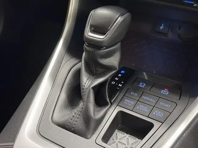 トヨタ ＲＡＶ４ G 三重県 2022(令4)年 2.1万km アティチュードブラックマイカ ガソリン/フルタイム4WD/MTモード付フロアCVT/純正 9インチナビ/（AM/FM/USB/iPod/Bluetooth/Miracast/TV/CarPlay/AndroidAuto）/【OP】パノラミックビューモニター/モデリスタエアロ/ビルトイン ETC/Toyota Safety Sense/・プリクラッシュセーフティ/・レーントレーシングアシスト/・レーダークルコン/・オートハイビーム/・ロードサインアシスト/・ブラインドスポットモニター＆リヤクロストラフィックオートブレーキ/・パーキングサポートブレーキ（後方接近車両＋静止物）/・先行車発進告知機能/など/装備/・ブラックレザーシート（合皮）/・快適温熱シート＋ベンチレーション（D/N）/・ステアリングヒーター/・メモリーパワーシート（D8way・電動ランバーサポート付）/・パワーバックドア/・ステアリングスイッチ/・オートライト/・LED ヘッドランプ＆フロントフォグランプ/・左右独立オートエアコン/・プッシュスタート/・スマートキーx1/・自動防眩ルームミラー/・純正18inAW/・保/など