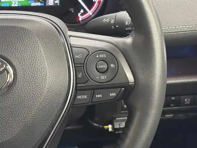 トヨタ ＲＡＶ４ G 三重県 2022(令4)年 2.1万km アティチュードブラックマイカ ガソリン/フルタイム4WD/MTモード付フロアCVT/純正 9インチナビ/（AM/FM/USB/iPod/Bluetooth/Miracast/TV/CarPlay/AndroidAuto）/【OP】パノラミックビューモニター/モデリスタエアロ/ビルトイン ETC/Toyota Safety Sense/・プリクラッシュセーフティ/・レーントレーシングアシスト/・レーダークルコン/・オートハイビーム/・ロードサインアシスト/・ブラインドスポットモニター＆リヤクロストラフィックオートブレーキ/・パーキングサポートブレーキ（後方接近車両＋静止物）/・先行車発進告知機能/など/装備/・ブラックレザーシート（合皮）/・快適温熱シート＋ベンチレーション（D/N）/・ステアリングヒーター/・メモリーパワーシート（D8way・電動ランバーサポート付）/・パワーバックドア/・ステアリングスイッチ/・オートライト/・LED ヘッドランプ＆フロントフォグランプ/・左右独立オートエアコン/・プッシュスタート/・スマートキーx1/・自動防眩ルームミラー/・純正18inAW/・保/など