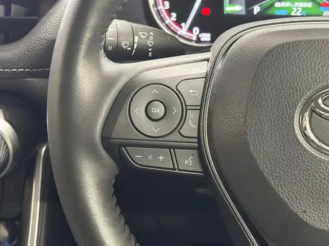 トヨタ ＲＡＶ４ G 三重県 2022(令4)年 2.1万km アティチュードブラックマイカ ガソリン/フルタイム4WD/MTモード付フロアCVT/純正 9インチナビ/（AM/FM/USB/iPod/Bluetooth/Miracast/TV/CarPlay/AndroidAuto）/【OP】パノラミックビューモニター/モデリスタエアロ/ビルトイン ETC/Toyota Safety Sense/・プリクラッシュセーフティ/・レーントレーシングアシスト/・レーダークルコン/・オートハイビーム/・ロードサインアシスト/・ブラインドスポットモニター＆リヤクロストラフィックオートブレーキ/・パーキングサポートブレーキ（後方接近車両＋静止物）/・先行車発進告知機能/など/装備/・ブラックレザーシート（合皮）/・快適温熱シート＋ベンチレーション（D/N）/・ステアリングヒーター/・メモリーパワーシート（D8way・電動ランバーサポート付）/・パワーバックドア/・ステアリングスイッチ/・オートライト/・LED ヘッドランプ＆フロントフォグランプ/・左右独立オートエアコン/・プッシュスタート/・スマートキーx1/・自動防眩ルームミラー/・純正18inAW/・保/など