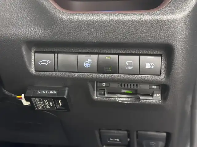 トヨタ ＲＡＶ４ G 三重県 2022(令4)年 2.1万km アティチュードブラックマイカ ガソリン/フルタイム4WD/MTモード付フロアCVT/純正 9インチナビ/（AM/FM/USB/iPod/Bluetooth/Miracast/TV/CarPlay/AndroidAuto）/【OP】パノラミックビューモニター/モデリスタエアロ/ビルトイン ETC/Toyota Safety Sense/・プリクラッシュセーフティ/・レーントレーシングアシスト/・レーダークルコン/・オートハイビーム/・ロードサインアシスト/・ブラインドスポットモニター＆リヤクロストラフィックオートブレーキ/・パーキングサポートブレーキ（後方接近車両＋静止物）/・先行車発進告知機能/など/装備/・ブラックレザーシート（合皮）/・快適温熱シート＋ベンチレーション（D/N）/・ステアリングヒーター/・メモリーパワーシート（D8way・電動ランバーサポート付）/・パワーバックドア/・ステアリングスイッチ/・オートライト/・LED ヘッドランプ＆フロントフォグランプ/・左右独立オートエアコン/・プッシュスタート/・スマートキーx1/・自動防眩ルームミラー/・純正18inAW/・保/など
