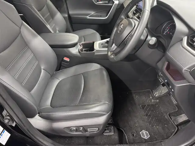 トヨタ ＲＡＶ４ G 三重県 2022(令4)年 2.1万km アティチュードブラックマイカ ガソリン/フルタイム4WD/MTモード付フロアCVT/純正 9インチナビ/（AM/FM/USB/iPod/Bluetooth/Miracast/TV/CarPlay/AndroidAuto）/【OP】パノラミックビューモニター/モデリスタエアロ/ビルトイン ETC/Toyota Safety Sense/・プリクラッシュセーフティ/・レーントレーシングアシスト/・レーダークルコン/・オートハイビーム/・ロードサインアシスト/・ブラインドスポットモニター＆リヤクロストラフィックオートブレーキ/・パーキングサポートブレーキ（後方接近車両＋静止物）/・先行車発進告知機能/など/装備/・ブラックレザーシート（合皮）/・快適温熱シート＋ベンチレーション（D/N）/・ステアリングヒーター/・メモリーパワーシート（D8way・電動ランバーサポート付）/・パワーバックドア/・ステアリングスイッチ/・オートライト/・LED ヘッドランプ＆フロントフォグランプ/・左右独立オートエアコン/・プッシュスタート/・スマートキーx1/・自動防眩ルームミラー/・純正18inAW/・保/など