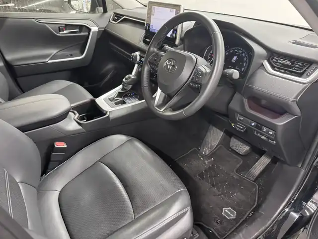 トヨタ ＲＡＶ４ G 三重県 2022(令4)年 2.1万km アティチュードブラックマイカ ガソリン/フルタイム4WD/MTモード付フロアCVT/純正 9インチナビ/（AM/FM/USB/iPod/Bluetooth/Miracast/TV/CarPlay/AndroidAuto）/【OP】パノラミックビューモニター/モデリスタエアロ/ビルトイン ETC/Toyota Safety Sense/・プリクラッシュセーフティ/・レーントレーシングアシスト/・レーダークルコン/・オートハイビーム/・ロードサインアシスト/・ブラインドスポットモニター＆リヤクロストラフィックオートブレーキ/・パーキングサポートブレーキ（後方接近車両＋静止物）/・先行車発進告知機能/など/装備/・ブラックレザーシート（合皮）/・快適温熱シート＋ベンチレーション（D/N）/・ステアリングヒーター/・メモリーパワーシート（D8way・電動ランバーサポート付）/・パワーバックドア/・ステアリングスイッチ/・オートライト/・LED ヘッドランプ＆フロントフォグランプ/・左右独立オートエアコン/・プッシュスタート/・スマートキーx1/・自動防眩ルームミラー/・純正18inAW/・保/など