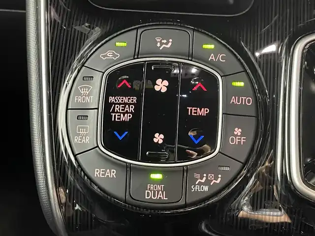トヨタ エスクァイア ハイブリッド Gi プレミアムパッケージ ブラックテーラード 大阪府 2019(平31)年 3.1万km ホワイトパールクリスタルシャイン TRDエアロ/フロントグリル 10incナビTV バックカメラ ハーフレザー シートヒーター クルーズコントロール 衝突軽減ブレーキ レーンアシスト オートハイビーム 両側パワースライドドア ドライブレコーダー ETC