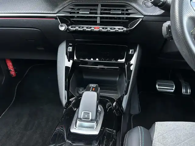 プジョー ２０８ GT ライン 茨城県 2020(令2)年 4.1万km 赤 パノラミックGR /衝突軽減B /ACC /レ-ンキ-プアシスト /ブラインドスポットモニタ- /パ-キングアシスト /ディスプレイOD /CarPlay /BT /USB /LEDヘッドライト /オートハイビーム /半革 /パドルシフト /ETC2.0 /ドラレコ /禁煙車