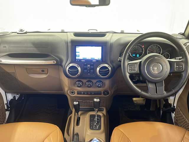 クライスラー・ジープ ジープ ラングラー アンリミテッド サハラ 道央・札幌 2015(平27)年 6.2万km 白 /4WD//社外ナビ/（CD/DVD/FM/AM/BT/AUX）//クルーズコントロール//バックカメラ//サイドモニター//ETC//全席シートカバー//オートライト//フォグライト//革巻きステアリング//ダウンヒルアシスト//横滑り防止装置