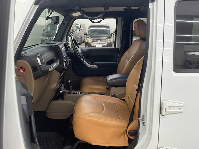 クライスラー・ジープ ジープ ラングラー アンリミテッド サハラ 道央・札幌 2015(平27)年 6.2万km 白 /4WD//社外ナビ/（CD/DVD/FM/AM/BT/AUX）//クルーズコントロール//バックカメラ//サイドモニター//ETC//全席シートカバー//オートライト//フォグライト//革巻きステアリング//ダウンヒルアシスト//横滑り防止装置