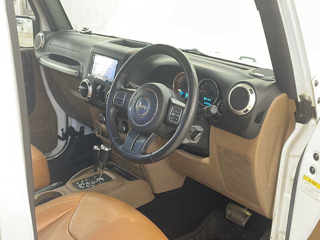 クライスラー・ジープ ジープ ラングラー アンリミテッド サハラ 道央・札幌 2015(平27)年 6.2万km 白 /4WD//社外ナビ/（CD/DVD/FM/AM/BT/AUX）//クルーズコントロール//バックカメラ//サイドモニター//ETC//全席シートカバー//オートライト//フォグライト//革巻きステアリング//ダウンヒルアシスト//横滑り防止装置