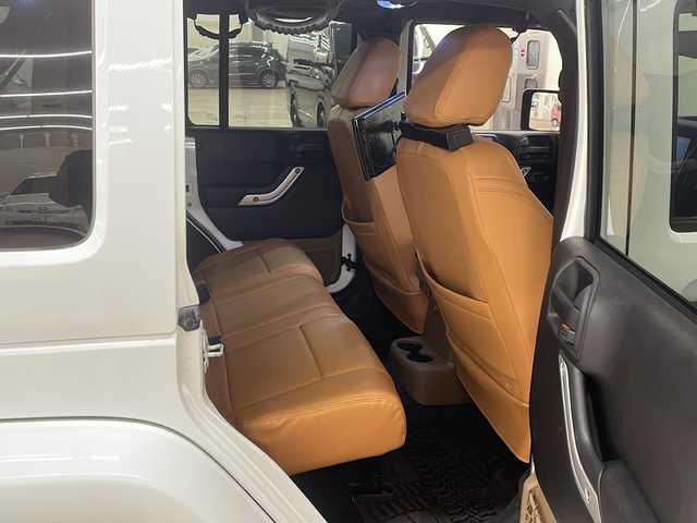 クライスラー・ジープ ジープ ラングラー アンリミテッド サハラ 道央・札幌 2015(平27)年 6.2万km 白 /4WD//社外ナビ/（CD/DVD/FM/AM/BT/AUX）//クルーズコントロール//バックカメラ//サイドモニター//ETC//全席シートカバー//オートライト//フォグライト//革巻きステアリング//ダウンヒルアシスト//横滑り防止装置