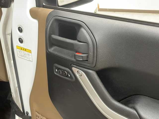 クライスラー・ジープ ジープ ラングラー アンリミテッド サハラ 道央・札幌 2015(平27)年 6.2万km 白 /4WD//社外ナビ/（CD/DVD/FM/AM/BT/AUX）//クルーズコントロール//バックカメラ//サイドモニター//ETC//全席シートカバー//オートライト//フォグライト//革巻きステアリング//ダウンヒルアシスト//横滑り防止装置