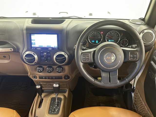 クライスラー・ジープ ジープ ラングラー アンリミテッド サハラ 道央・札幌 2015(平27)年 6.2万km 白 /4WD//社外ナビ/（CD/DVD/FM/AM/BT/AUX）//クルーズコントロール//バックカメラ//サイドモニター//ETC//全席シートカバー//オートライト//フォグライト//革巻きステアリング//ダウンヒルアシスト//横滑り防止装置