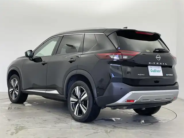 日産 エクストレイル G e－4ORCE 富山県 2023(令5)年 4.3万km ダイヤモンドブラック BOSEサウンド/サンルーフ/純正12.3型ナビ（AM/FM/BT/USB/フルセグ）/全方位カメラ/ドライブレコーダー/ビルトインETC2.0/ヘッドアップディスプレイ/ブラインドスポットモニター/レザーシート/D/N席パワーシート/D席メモリシート/全席シートヒーター/衝突被害軽減システム/レーダークルーズコントロール/レーンキープアシスト/コーナーセンサー/横滑り防止装置/アイドリングストップ/オートLEDライト/オートマチックハイビーム/オートホールド付電子パーキング/純正アルミホイール/純正フロアマット/革巻きステアリング/ステアリングスイッチ/スマートキー/スペアキー