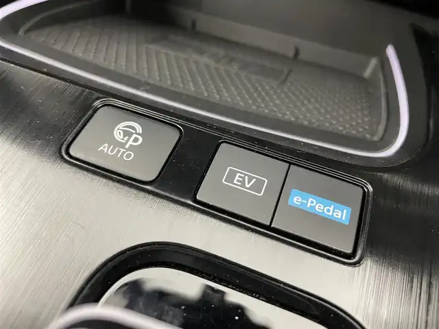 日産 エクストレイル G e－4ORCE 富山県 2023(令5)年 4.3万km ダイヤモンドブラック BOSEサウンド/サンルーフ/純正12.3型ナビ（AM/FM/BT/USB/フルセグ）/全方位カメラ/ドライブレコーダー/ビルトインETC2.0/ヘッドアップディスプレイ/ブラインドスポットモニター/レザーシート/D/N席パワーシート/D席メモリシート/全席シートヒーター/衝突被害軽減システム/レーダークルーズコントロール/レーンキープアシスト/コーナーセンサー/横滑り防止装置/アイドリングストップ/オートLEDライト/オートマチックハイビーム/オートホールド付電子パーキング/純正アルミホイール/純正フロアマット/革巻きステアリング/ステアリングスイッチ/スマートキー/スペアキー