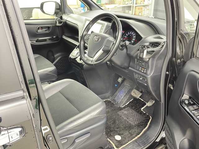 トヨタ ノア Si ダブルバイビー 道央・札幌 2017(平29)年 5.5万km ブラック ・４WD  / 寒冷地仕様/・モデリスタエアロ(F.S.R)/・トヨタセーフティセンス/・プリクラッシュセーフティ/・クルーズコントロール/・純正10インチナビ/・DVD.CD.SD.フルセグ/・Bluetooth/バックカメラ/・両側パワースライドドア/・ハーフレザーシート/・LEDオートライト/オートハイビーム/・フロントワイパーデアイサー/・ビルトインETC