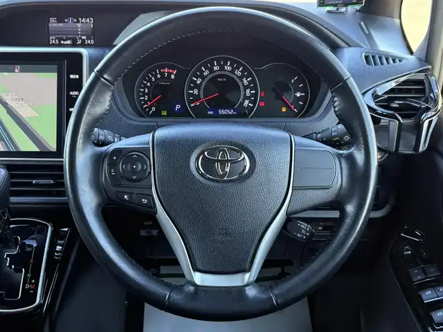 トヨタ ノア Si ダブルバイビー 岩手県 2017(平29)年 5.5万km ブラック ４WD/モデリスタエアロ(F.S.R)/ハーフレザー/両側パワースライドドア/寒冷地仕様/純正10インチナビ/→フルセグTV/Bluetooth/CD/DVD/FM/AM/バックカメラ/ステアリングスイッチ/トヨタセーフティセンス/プリクラッシュセーフティ/フロントワイパーデアイサー/〇プッシュスタート/〇電動格納ミラー/〇ドアバイザー/〇フロアマット/〇シガーソケット/オートライト/LEDヘッドライト/フォグライト/ドライブレコーダー/ETC