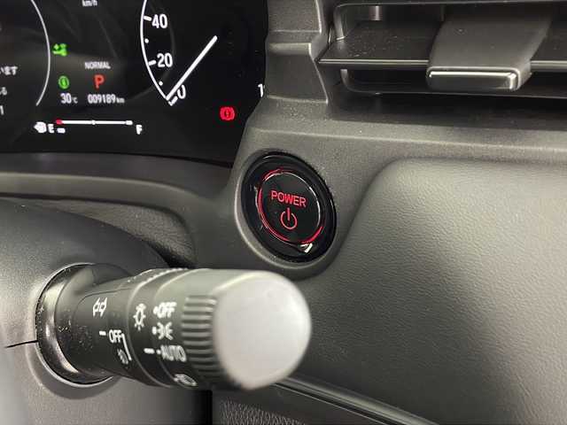 ホンダ ヴェゼル ハイブリッド e:HEV Z 鹿児島県 2024(令6)年 1万km プラチナホワイトパール ワンオーナー/9インチプレミアムインターナビ/（AM/FM/CD/DVD/フルセグ/Bluetooth）/HondaSENSING/・衝突軽減ブレーキ/・誤発信抑制機能/・車線維持支援システム/・先行車発進お知らせ機能/・路外逸脱抑制機能/・トラフィックジャムアシスト/・渋滞追従機能付きアダプティブクルーズコントロール/・ブラインドスポットインフォメーション/パワーバックドア/ハーフレザーシート/シートヒーター/革巻きステアリング/ステアリングリモコン/ステアリングヒーター/純正LEDヘッドライト/オートハイビーム/MTモード付AT/電子パーキングブレーキ/オートブレーキホールド/純正18インチアルミホイール/スマートキー/スペアキー１本