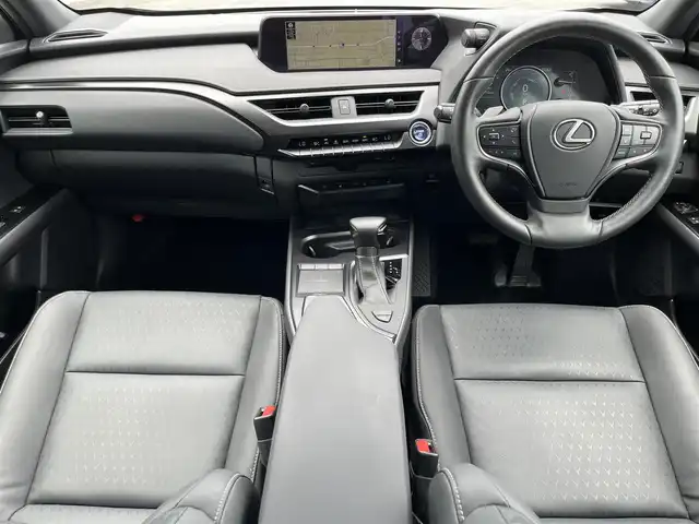 レクサス ＵＸ 250h バージョンC 奈良県 2022(令4)年 1.3万km マーキュリーグレーマイカ 純正ナビ　/フルセグＴＶ　/BT/CD/DVD/SD/USB/AUX/パノラミックビューモニター　/ＥＴＣ２．０　/ワンオーナー　/前後ドライブレコーダー　/追従型クルーズコントロール　/レザーシート　/パワーシート　/シートヒーター　/ステアリングヒーター/スタッドレスセット4本アルミ付き/前後コーナーセンサー/LEDヘッドライト/オートライト/衝突被害軽減システム/3眼LEDヘッドライト/BSM/HUD/純正17インチアルミホイール/純正フロアマット