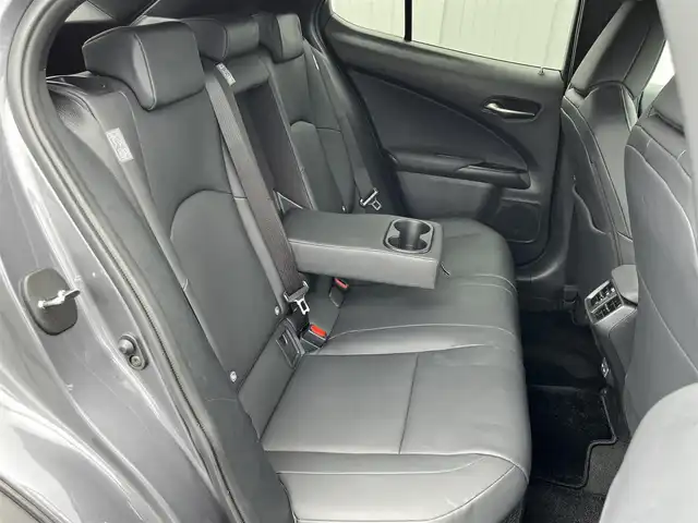 レクサス ＵＸ 250h バージョンC 奈良県 2022(令4)年 1.3万km マーキュリーグレーマイカ 純正ナビ　/フルセグＴＶ　/BT/CD/DVD/SD/USB/AUX/パノラミックビューモニター　/ＥＴＣ２．０　/ワンオーナー　/前後ドライブレコーダー　/追従型クルーズコントロール　/レザーシート　/パワーシート　/シートヒーター　/ステアリングヒーター/スタッドレスセット4本アルミ付き/前後コーナーセンサー/LEDヘッドライト/オートライト/衝突被害軽減システム/3眼LEDヘッドライト/BSM/HUD/純正17インチアルミホイール/純正フロアマット
