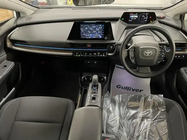 トヨタ プリウス G 道央・札幌 2023(令5)年 2.8万km プラチナホワイトパールマイカ 2/000CC/4WD/寒冷地仕様/純正19インチAW/純正ナビ/・フルセグTV/BT/USB/AM/FM/バックカメラ/前席シートヒーター/トヨタセーフティセンス/・プリクラッシュセーフティ/・レーントレーシングアシスト/・レーンディパーチャーアラート/・ロードサインアシスト/・プロアクティブドライビングアシスト/・発進遅れ告知機能/・緊急時操舵支援/・低速時加速制御機能/横滑り防止装置/前後コーナーセンサー/ブラインドスポットモニター/レーダークルーズコントロール/ETC/オートライト/アダプティブハイビーム/LEDヘッドライト/フォグライト/電動パーキングブレーキ/ブレーキホールド/プッシュスタート/スマートキー/フロアマット/ウインカーミラー/AC100V電源/ヘッドライトレベライザー/新車時保証書/取扱説明書