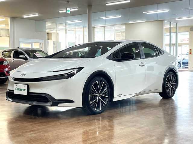 トヨタ プリウス G 道央・札幌 2023(令5)年 2.8万km プラチナホワイトパールマイカ 2/000CC/4WD/寒冷地仕様/純正19インチAW/純正ナビ/・フルセグTV/BT/USB/AM/FM/バックカメラ/前席シートヒーター/トヨタセーフティセンス/・プリクラッシュセーフティ/・レーントレーシングアシスト/・レーンディパーチャーアラート/・ロードサインアシスト/・プロアクティブドライビングアシスト/・発進遅れ告知機能/・緊急時操舵支援/・低速時加速制御機能/横滑り防止装置/前後コーナーセンサー/ブラインドスポットモニター/レーダークルーズコントロール/ETC/オートライト/アダプティブハイビーム/LEDヘッドライト/フォグライト/電動パーキングブレーキ/ブレーキホールド/プッシュスタート/スマートキー/フロアマット/ウインカーミラー/AC100V電源/ヘッドライトレベライザー/新車時保証書/取扱説明書