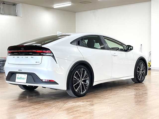 トヨタ プリウス G 道央・札幌 2023(令5)年 2.8万km プラチナホワイトパールマイカ 2/000CC/4WD/寒冷地仕様/純正19インチAW/純正ナビ/・フルセグTV/BT/USB/AM/FM/バックカメラ/前席シートヒーター/トヨタセーフティセンス/・プリクラッシュセーフティ/・レーントレーシングアシスト/・レーンディパーチャーアラート/・ロードサインアシスト/・プロアクティブドライビングアシスト/・発進遅れ告知機能/・緊急時操舵支援/・低速時加速制御機能/横滑り防止装置/前後コーナーセンサー/ブラインドスポットモニター/レーダークルーズコントロール/ETC/オートライト/アダプティブハイビーム/LEDヘッドライト/フォグライト/電動パーキングブレーキ/ブレーキホールド/プッシュスタート/スマートキー/フロアマット/ウインカーミラー/AC100V電源/ヘッドライトレベライザー/新車時保証書/取扱説明書