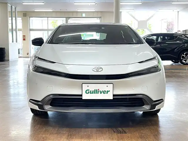 トヨタ プリウス G 道央・札幌 2023(令5)年 2.8万km プラチナホワイトパールマイカ 2/000CC/4WD/寒冷地仕様/純正19インチAW/純正ナビ/・フルセグTV/BT/USB/AM/FM/バックカメラ/前席シートヒーター/トヨタセーフティセンス/・プリクラッシュセーフティ/・レーントレーシングアシスト/・レーンディパーチャーアラート/・ロードサインアシスト/・プロアクティブドライビングアシスト/・発進遅れ告知機能/・緊急時操舵支援/・低速時加速制御機能/横滑り防止装置/前後コーナーセンサー/ブラインドスポットモニター/レーダークルーズコントロール/ETC/オートライト/アダプティブハイビーム/LEDヘッドライト/フォグライト/電動パーキングブレーキ/ブレーキホールド/プッシュスタート/スマートキー/フロアマット/ウインカーミラー/AC100V電源/ヘッドライトレベライザー/新車時保証書/取扱説明書