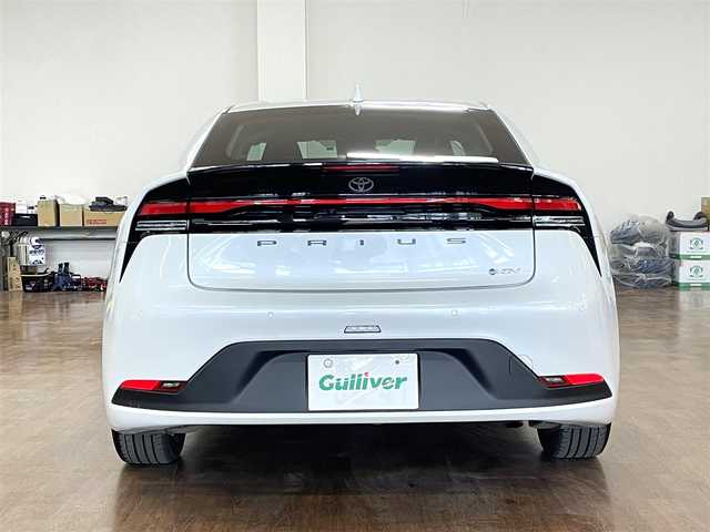 トヨタ プリウス G 道央・札幌 2023(令5)年 2.8万km プラチナホワイトパールマイカ 2/000CC/4WD/寒冷地仕様/純正19インチAW/純正ナビ/・フルセグTV/BT/USB/AM/FM/バックカメラ/前席シートヒーター/トヨタセーフティセンス/・プリクラッシュセーフティ/・レーントレーシングアシスト/・レーンディパーチャーアラート/・ロードサインアシスト/・プロアクティブドライビングアシスト/・発進遅れ告知機能/・緊急時操舵支援/・低速時加速制御機能/横滑り防止装置/前後コーナーセンサー/ブラインドスポットモニター/レーダークルーズコントロール/ETC/オートライト/アダプティブハイビーム/LEDヘッドライト/フォグライト/電動パーキングブレーキ/ブレーキホールド/プッシュスタート/スマートキー/フロアマット/ウインカーミラー/AC100V電源/ヘッドライトレベライザー/新車時保証書/取扱説明書