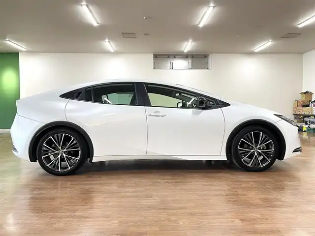 トヨタ プリウス G 道央・札幌 2023(令5)年 2.8万km プラチナホワイトパールマイカ 2/000CC/4WD/寒冷地仕様/純正19インチAW/純正ナビ/・フルセグTV/BT/USB/AM/FM/バックカメラ/前席シートヒーター/トヨタセーフティセンス/・プリクラッシュセーフティ/・レーントレーシングアシスト/・レーンディパーチャーアラート/・ロードサインアシスト/・プロアクティブドライビングアシスト/・発進遅れ告知機能/・緊急時操舵支援/・低速時加速制御機能/横滑り防止装置/前後コーナーセンサー/ブラインドスポットモニター/レーダークルーズコントロール/ETC/オートライト/アダプティブハイビーム/LEDヘッドライト/フォグライト/電動パーキングブレーキ/ブレーキホールド/プッシュスタート/スマートキー/フロアマット/ウインカーミラー/AC100V電源/ヘッドライトレベライザー/新車時保証書/取扱説明書
