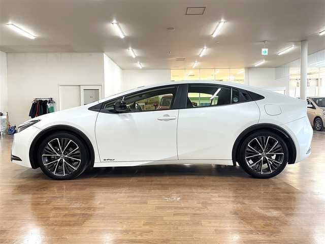 トヨタ プリウス G 道央・札幌 2023(令5)年 2.8万km プラチナホワイトパールマイカ 2/000CC/4WD/寒冷地仕様/純正19インチAW/純正ナビ/・フルセグTV/BT/USB/AM/FM/バックカメラ/前席シートヒーター/トヨタセーフティセンス/・プリクラッシュセーフティ/・レーントレーシングアシスト/・レーンディパーチャーアラート/・ロードサインアシスト/・プロアクティブドライビングアシスト/・発進遅れ告知機能/・緊急時操舵支援/・低速時加速制御機能/横滑り防止装置/前後コーナーセンサー/ブラインドスポットモニター/レーダークルーズコントロール/ETC/オートライト/アダプティブハイビーム/LEDヘッドライト/フォグライト/電動パーキングブレーキ/ブレーキホールド/プッシュスタート/スマートキー/フロアマット/ウインカーミラー/AC100V電源/ヘッドライトレベライザー/新車時保証書/取扱説明書
