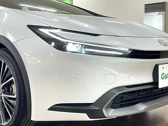 トヨタ プリウス G 道央・札幌 2023(令5)年 2.8万km プラチナホワイトパールマイカ 2/000CC/4WD/寒冷地仕様/純正19インチAW/純正ナビ/・フルセグTV/BT/USB/AM/FM/バックカメラ/前席シートヒーター/トヨタセーフティセンス/・プリクラッシュセーフティ/・レーントレーシングアシスト/・レーンディパーチャーアラート/・ロードサインアシスト/・プロアクティブドライビングアシスト/・発進遅れ告知機能/・緊急時操舵支援/・低速時加速制御機能/横滑り防止装置/前後コーナーセンサー/ブラインドスポットモニター/レーダークルーズコントロール/ETC/オートライト/アダプティブハイビーム/LEDヘッドライト/フォグライト/電動パーキングブレーキ/ブレーキホールド/プッシュスタート/スマートキー/フロアマット/ウインカーミラー/AC100V電源/ヘッドライトレベライザー/新車時保証書/取扱説明書