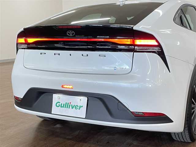 トヨタ プリウス G 道央・札幌 2023(令5)年 2.8万km プラチナホワイトパールマイカ 2/000CC/4WD/寒冷地仕様/純正19インチAW/純正ナビ/・フルセグTV/BT/USB/AM/FM/バックカメラ/前席シートヒーター/トヨタセーフティセンス/・プリクラッシュセーフティ/・レーントレーシングアシスト/・レーンディパーチャーアラート/・ロードサインアシスト/・プロアクティブドライビングアシスト/・発進遅れ告知機能/・緊急時操舵支援/・低速時加速制御機能/横滑り防止装置/前後コーナーセンサー/ブラインドスポットモニター/レーダークルーズコントロール/ETC/オートライト/アダプティブハイビーム/LEDヘッドライト/フォグライト/電動パーキングブレーキ/ブレーキホールド/プッシュスタート/スマートキー/フロアマット/ウインカーミラー/AC100V電源/ヘッドライトレベライザー/新車時保証書/取扱説明書