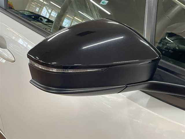 トヨタ プリウス G 道央・札幌 2023(令5)年 2.8万km プラチナホワイトパールマイカ 2/000CC/4WD/寒冷地仕様/純正19インチAW/純正ナビ/・フルセグTV/BT/USB/AM/FM/バックカメラ/前席シートヒーター/トヨタセーフティセンス/・プリクラッシュセーフティ/・レーントレーシングアシスト/・レーンディパーチャーアラート/・ロードサインアシスト/・プロアクティブドライビングアシスト/・発進遅れ告知機能/・緊急時操舵支援/・低速時加速制御機能/横滑り防止装置/前後コーナーセンサー/ブラインドスポットモニター/レーダークルーズコントロール/ETC/オートライト/アダプティブハイビーム/LEDヘッドライト/フォグライト/電動パーキングブレーキ/ブレーキホールド/プッシュスタート/スマートキー/フロアマット/ウインカーミラー/AC100V電源/ヘッドライトレベライザー/新車時保証書/取扱説明書
