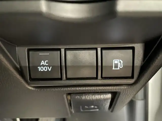 トヨタ プリウス G 道央・札幌 2023(令5)年 2.8万km プラチナホワイトパールマイカ ・4WD/寒冷地仕様/・トヨタセーフティセンス/・プリクラッシュセーフティ/・ブラインドスポットモニター/・レーダークルーズコントロール/・純正ナビ/・BT/USB/フルセグTV/・バックカメラ/・前席シートヒーター/・ETC/・LEDオートライト/ハイビーム/・プッシュスタート/スマートキー/・ウインカーミラー/・AC100V電源/・新車時保証書/取扱説明書