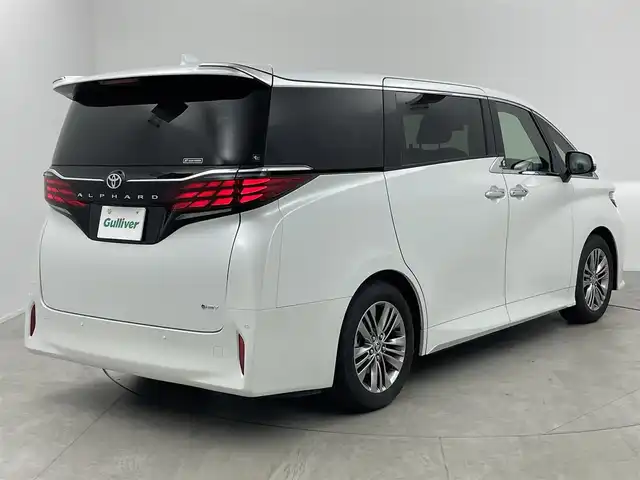 トヨタ アルファードハイブリット Z 愛知県 2024(令6)年 1.7万km プラチナホワイトパールマイカ 左右独立ムーンルーフ/13.2型有機EL後席ディスプレイ/14インチHDディスプレイオーディオ/(フルセグTV/BT/AM/FM)/合皮シート/前席＋二席目シートヒーター/前席＋二席目シートベンチレーション/全自動サンシェード/前後ドライブレコーダー/3眼LEDヘッドライト/ユニバーサルステップ/デジタルインナーミラー/トヨタセーフティセンス/・レーントレーシングアシスト/・プリクラッシュセーフティ/・ヘッドアップディスプレイ/・オートマチックハイビーム/・ブラインドスポットモニター/・クリアランスソナー/・パーキングサポートブレーキ/・アダクティブクルーズコントロール/ETC2.0/電動リアゲート/両側パワースライドドア/純正18インチAW/AC100V充電ソケット