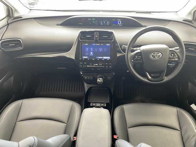 トヨタ プリウス A ツーリングセレクション 沖縄県 2019(令1)年 6.2万km ホワイトパールクリスタルシャイン 純正9インチSDナビ（NSZT-Y68T）/(CD/DVD/SD/BT/フルセグ)/バックカメラ/ナビ連動カメラ一体型ドライブレコーダー（DRT-C68A）/ビルトインETC/TRDフルエアロ/トヨタセーフティセンス/パーキングアシスト/ヘッドアップディスプレイ/合皮シート/パワーシート/前席シートヒーター/純正17インチAW/フロアマット/プッシュスタート/スマートキ―/保証書