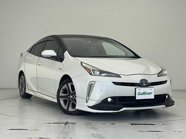 トヨタ プリウス A ツーリングセレクション 沖縄県 2019(令1)年 6.2万km ホワイトパールクリスタルシャイン 純正9インチSDナビ（NSZT-Y68T）/(CD/DVD/SD/BT/フルセグ)/バックカメラ/ナビ連動カメラ一体型ドライブレコーダー（DRT-C68A）/ビルトインETC/TRDフルエアロ/トヨタセーフティセンス/パーキングアシスト/ヘッドアップディスプレイ/合皮シート/パワーシート/前席シートヒーター/純正17インチAW/フロアマット/プッシュスタート/スマートキ―/保証書