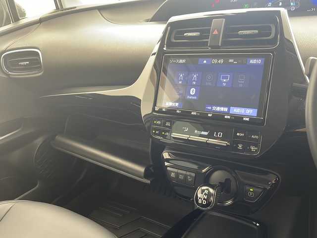 トヨタ プリウス A ツーリングセレクション 沖縄県 2019(令1)年 6.2万km ホワイトパールクリスタルシャイン 純正9インチSDナビ（NSZT-Y68T）/(CD/DVD/SD/BT/フルセグ)/バックカメラ/ナビ連動カメラ一体型ドライブレコーダー（DRT-C68A）/ビルトインETC/TRDフルエアロ/トヨタセーフティセンス/パーキングアシスト/ヘッドアップディスプレイ/合皮シート/パワーシート/前席シートヒーター/純正17インチAW/フロアマット/プッシュスタート/スマートキ―/保証書