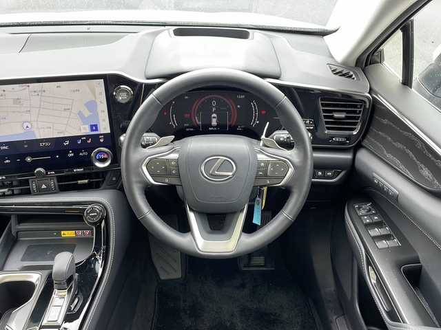 レクサス ＮＸ 250 バージョンL 山口県 2023(令5)年 1.1万km ソニッククォーツ パノラマルーフ/純正14インチナビ/フルセグテレビ/Bluetooth/AM/FMラジオ/USB端子/HDMI入力端子/パノラミックビューモニター/ヘッドアップディスプレイ/ETC2.0/ドライブレコーダー/置くだけ充電/デジタルインナーミラー/ルーフレール/レザーシート/純正フロアマット/純正20インチAW/スマートキー/プッシュアップスタート/スペアキー有/電動パーキングブレーキ/オートブレーキホールド/全席シートヒーター/三眼フルLEDヘッドランプ/フォグランプ/オートライト/Lexus Safety System /・プリクラッシュセーフティ/・緊急時操舵支援/・アダプティブハイビームシステム/ブラインドスポットモニター/取扱説明書/保証書