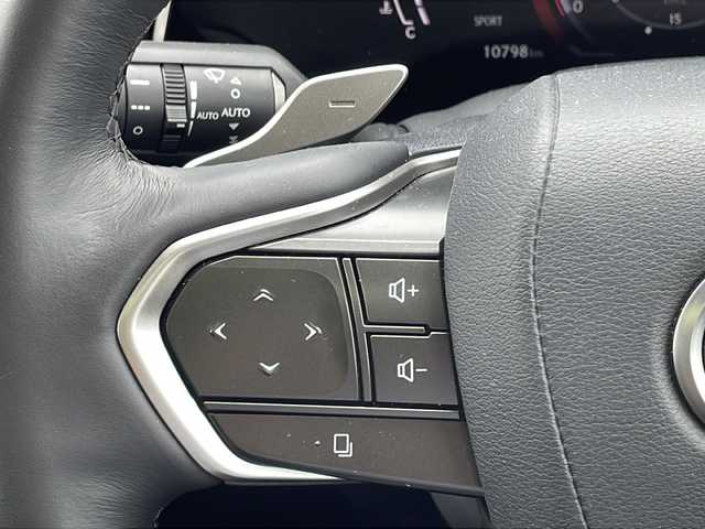 レクサス ＮＸ 250 バージョンL 山口県 2023(令5)年 1.1万km ソニッククォーツ パノラマルーフ/純正14インチナビ/フルセグテレビ/Bluetooth/AM/FMラジオ/USB端子/HDMI入力端子/パノラミックビューモニター/ヘッドアップディスプレイ/ETC2.0/ドライブレコーダー/置くだけ充電/デジタルインナーミラー/ルーフレール/レザーシート/純正フロアマット/純正20インチAW/スマートキー/プッシュアップスタート/スペアキー有/電動パーキングブレーキ/オートブレーキホールド/全席シートヒーター/三眼フルLEDヘッドランプ/フォグランプ/オートライト/Lexus Safety System /・プリクラッシュセーフティ/・緊急時操舵支援/・アダプティブハイビームシステム/ブラインドスポットモニター/取扱説明書/保証書