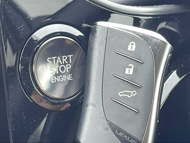 レクサス ＮＸ 250 バージョンL 山口県 2023(令5)年 1.1万km ソニッククォーツ パノラマルーフ/純正14インチナビ/フルセグテレビ/Bluetooth/AM/FMラジオ/USB端子/HDMI入力端子/パノラミックビューモニター/ヘッドアップディスプレイ/ETC2.0/ドライブレコーダー/置くだけ充電/デジタルインナーミラー/ルーフレール/レザーシート/純正フロアマット/純正20インチAW/スマートキー/プッシュアップスタート/スペアキー有/電動パーキングブレーキ/オートブレーキホールド/全席シートヒーター/三眼フルLEDヘッドランプ/フォグランプ/オートライト/Lexus Safety System /・プリクラッシュセーフティ/・緊急時操舵支援/・アダプティブハイビームシステム/ブラインドスポットモニター/取扱説明書/保証書