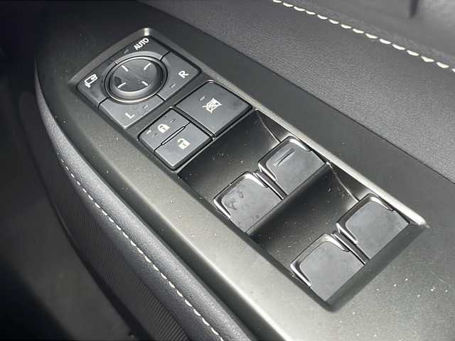 レクサス ＮＸ 250 バージョンL 山口県 2023(令5)年 1.1万km ソニッククォーツ パノラマルーフ/純正14インチナビ/フルセグテレビ/Bluetooth/AM/FMラジオ/USB端子/HDMI入力端子/パノラミックビューモニター/ヘッドアップディスプレイ/ETC2.0/ドライブレコーダー/置くだけ充電/デジタルインナーミラー/ルーフレール/レザーシート/純正フロアマット/純正20インチAW/スマートキー/プッシュアップスタート/スペアキー有/電動パーキングブレーキ/オートブレーキホールド/全席シートヒーター/三眼フルLEDヘッドランプ/フォグランプ/オートライト/Lexus Safety System /・プリクラッシュセーフティ/・緊急時操舵支援/・アダプティブハイビームシステム/ブラインドスポットモニター/取扱説明書/保証書