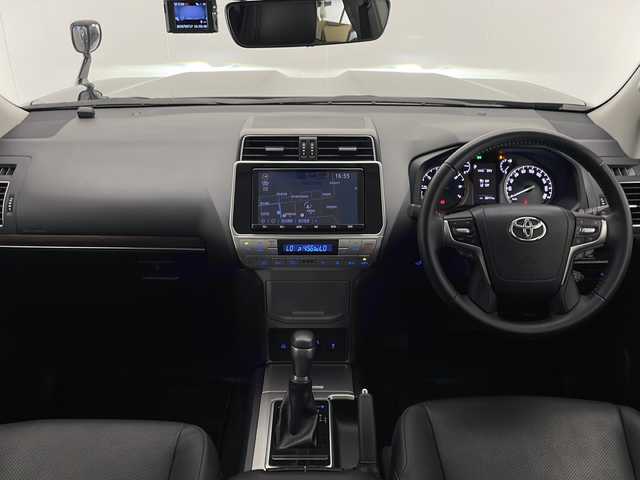 トヨタ ランドクルーザー プラド TX Lパッケージ マットブラED 熊本県 2023(令5)年 2.1万km アティチュードブラックマイカ ムーンルーフ/Toyota Safety Sense/○プリクラシュセーフティ/○レーンディパーチャーアラート/○ロードサインアシスト/○パーキングサポートブレーキ/○レーダークルーズコントロール/○オートマチックハイビーム/○クリアランスソナー/○先行車発進告知/純正９インチSDナビ/フルセグTV/CD/DVD/Bluetooth/バックカメラ/黒革シート/パワーシート/シートヒーター/シートベンチレーション/ルーフレール/純正18インチAW/LEDヘッドライト/ビルトインETC2.0/前後ドライブレコーダー/スマートキー×２/保証書/取扱説明書
