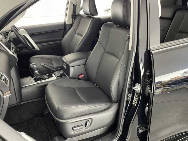 トヨタ ランドクルーザー プラド TX Lパッケージ マットブラED 熊本県 2023(令5)年 2.1万km アティチュードブラックマイカ ムーンルーフ/Toyota Safety Sense/○プリクラシュセーフティ/○レーンディパーチャーアラート/○ロードサインアシスト/○パーキングサポートブレーキ/○レーダークルーズコントロール/○オートマチックハイビーム/○クリアランスソナー/○先行車発進告知/純正９インチSDナビ/フルセグTV/CD/DVD/Bluetooth/バックカメラ/黒革シート/パワーシート/シートヒーター/シートベンチレーション/ルーフレール/純正18インチAW/LEDヘッドライト/ビルトインETC2.0/前後ドライブレコーダー/スマートキー×２/保証書/取扱説明書