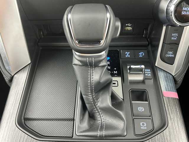 トヨタ ランドクルーザー GRスポーツ 栃木県 2024(令6)年 0.1万km プレシャスホワイトパール ワンオーナー/禁煙車/４WD　/純正12.3インチナビ　/（AM/FM/CD/DVD/USB/SD/フルセグTV/Bluetooth）/全方位カメラ　/ＪＢＬサウンドシステム　/サンルーフ　/トヨタセーフティセンス/・プリクラッシュセーフティ/・レーンディパーチャーアラート/・レーントレーシングアシスト/・レーダークルーズコントロール/・オートマチックハイビーム/・ロードサインアシスト/・パーキングサポートブレーキ/・ブラインドスポットモニター/ヘッドアップディスプレイ/ETC２．０/ドライブレコーダー/黒革シート　/シートベンチレーション/シートヒーター/パワーシート/メモリシート/ステアリングヒーター/電動格納サードシート/パワーバックドア/センターデフロック/LEDヘッドライト/フロントフォグランプ/ルーフレール/スマートキー/スペアキー有/純正18インチアルミホイール/電動格納ミラー/純正フロアマット/カーテンエアバック/社外セキュリティー（PANTHERA）